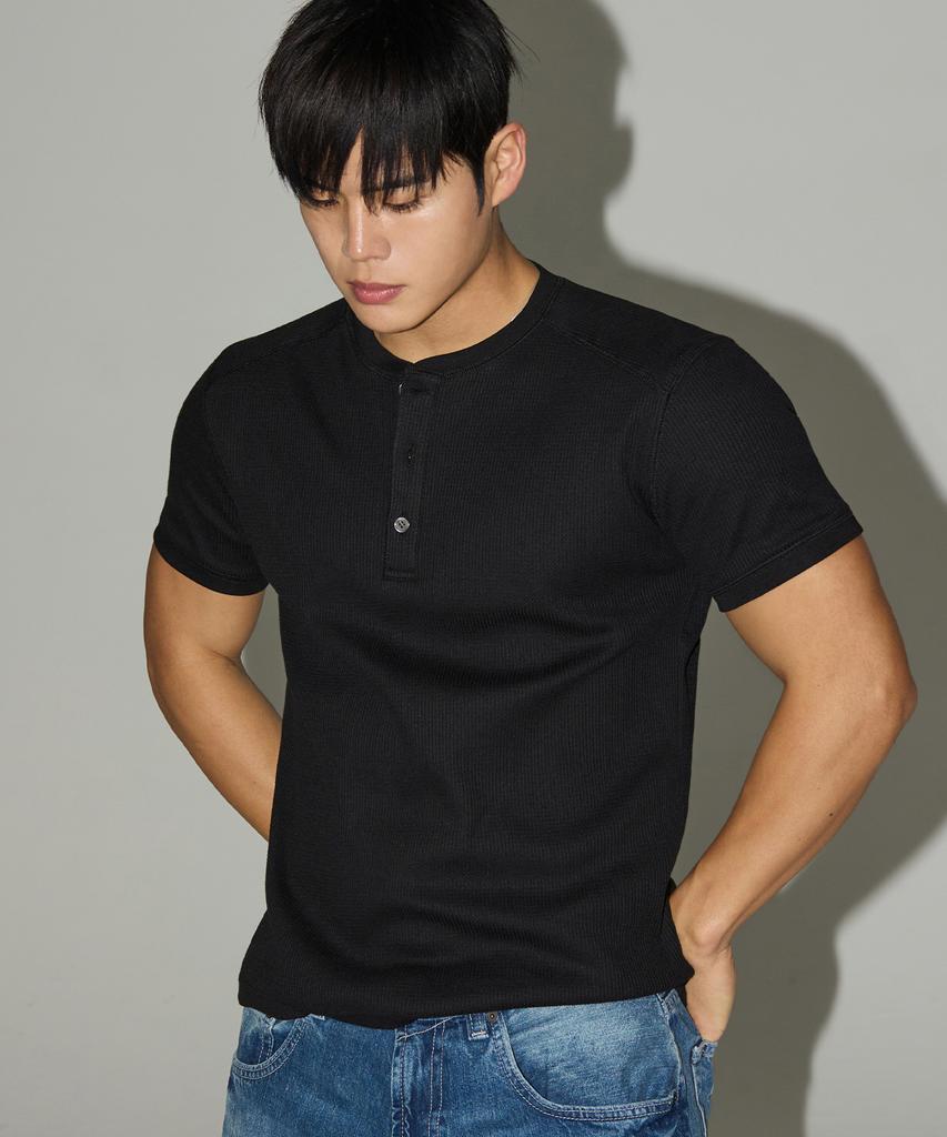 Michikoleondeonseupocheu Waffle Henley Neck Muscle Fit Short Sleeve T-Shirt Black