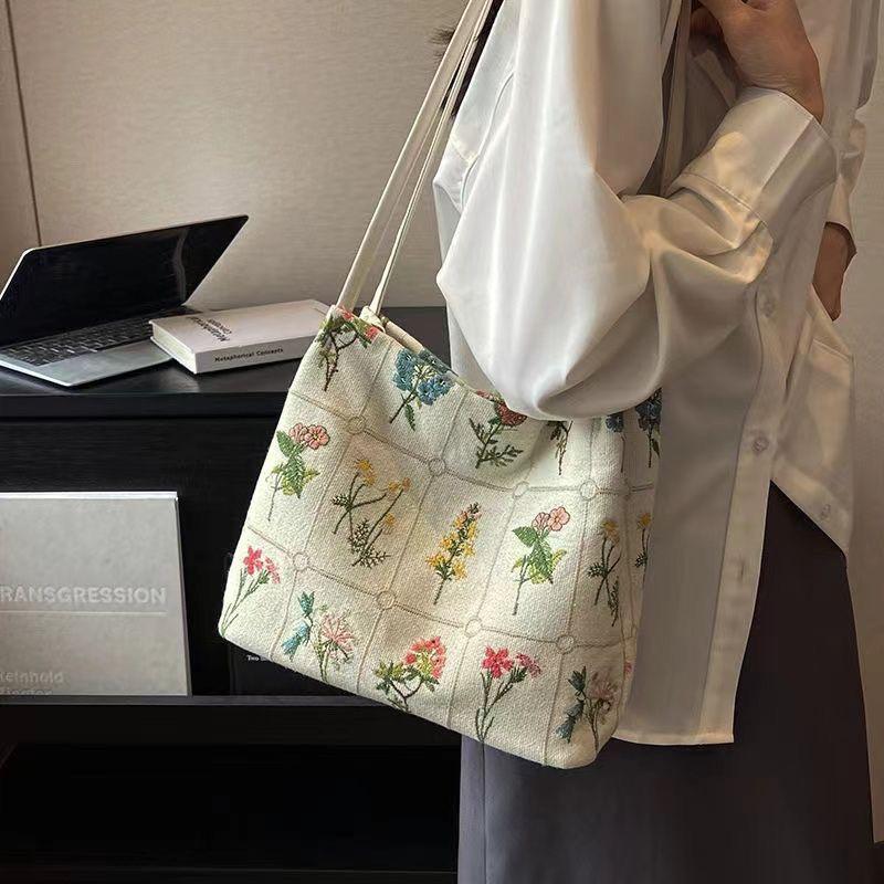 Borsa a tracolla ricamata di grande capacità Borsa estiva alla moda in tessuto da donna Borsa a tracolla con ricamo di nicchia Borsa a secchiello con texture Borse in tela