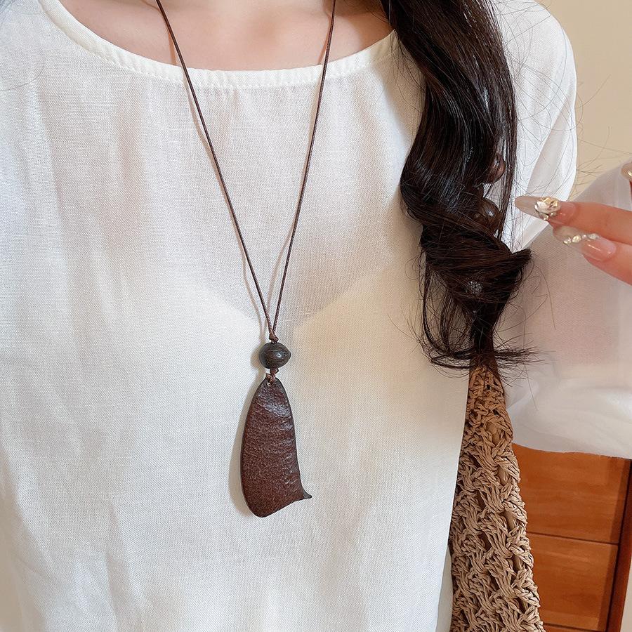 Wood chips irregular round square pendant necklace retro ethnic style collarbone chain design sense sweater chain women