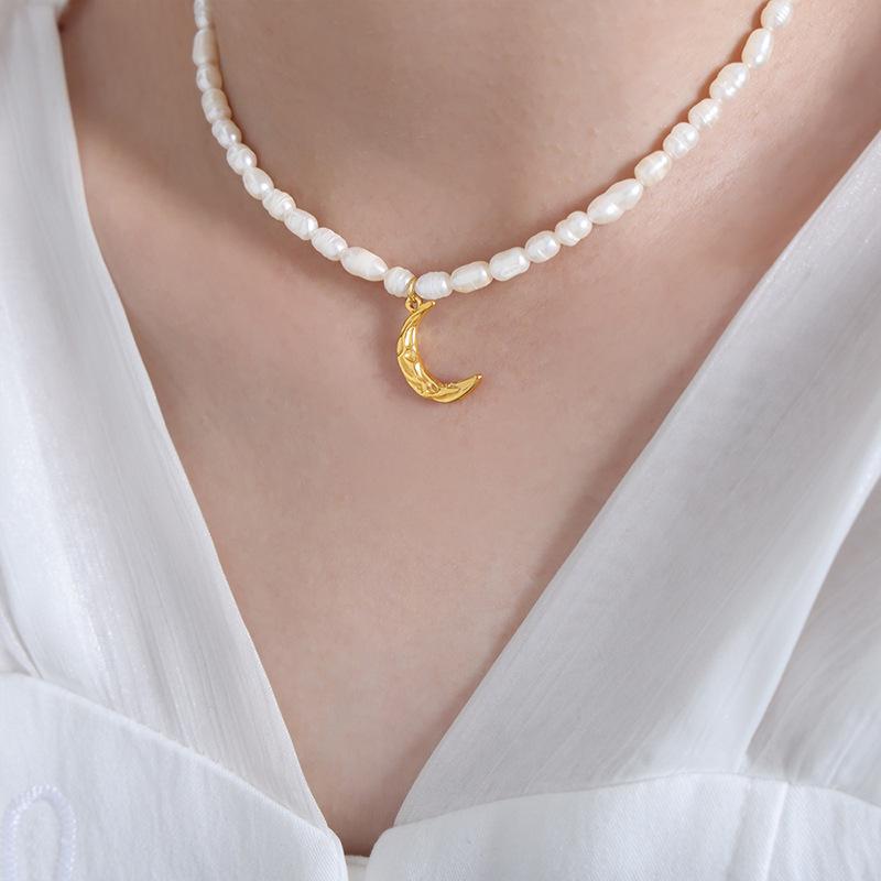 Moon Crescent Freshwater Pearl Pendant Necklace – Versatile, Niche, Elegant Collarbone Chain for Women
