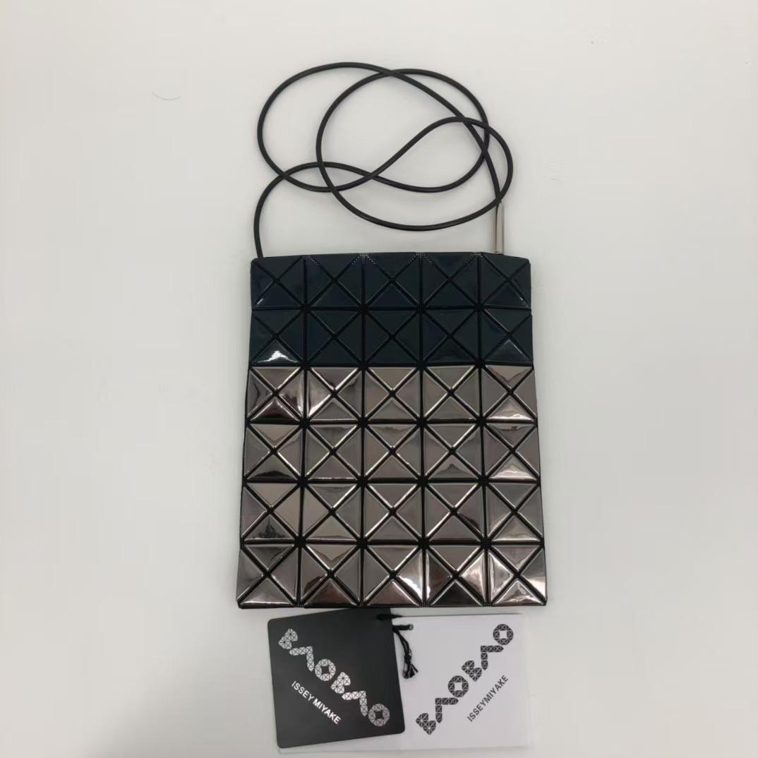 Геометрическая сумка-кроссбоди Отаку с кулиской - Зеркальный материал