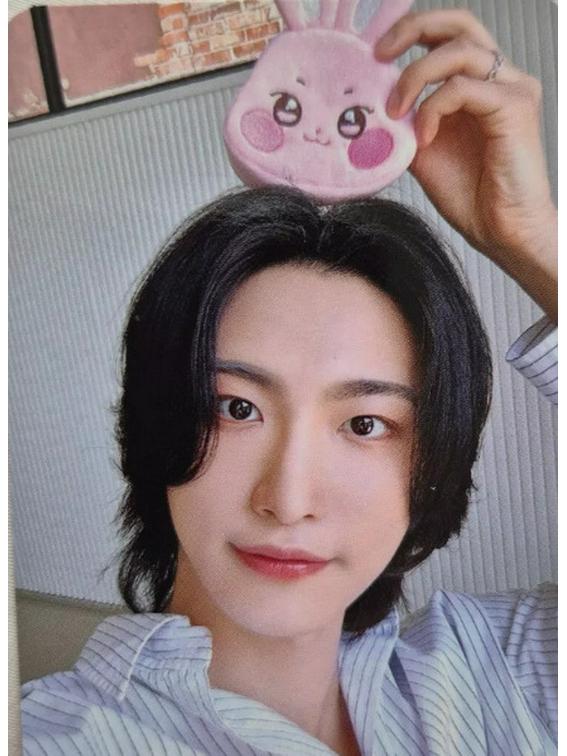 ATEEZ Coin Purse Pouch: Featuring Kang Yeosang, Choi San, Park Seonghwa, and Song Mingi.