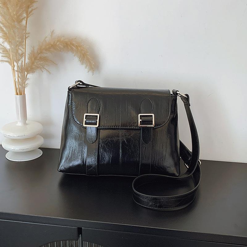 Retro simple women's messenger bag autumn and winter new large-capacity fashionable commuter shoulder bag