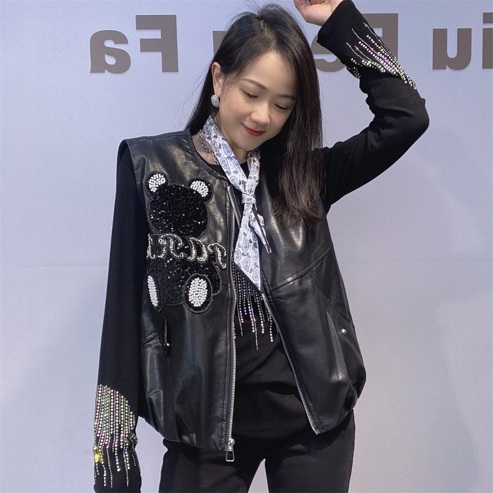 

A Retro Leather Vest with A Silk Scarf for Women In Autumn Featuring Embroidered Sleeveless Leather Jackets and Waistcoats One Size чёрный