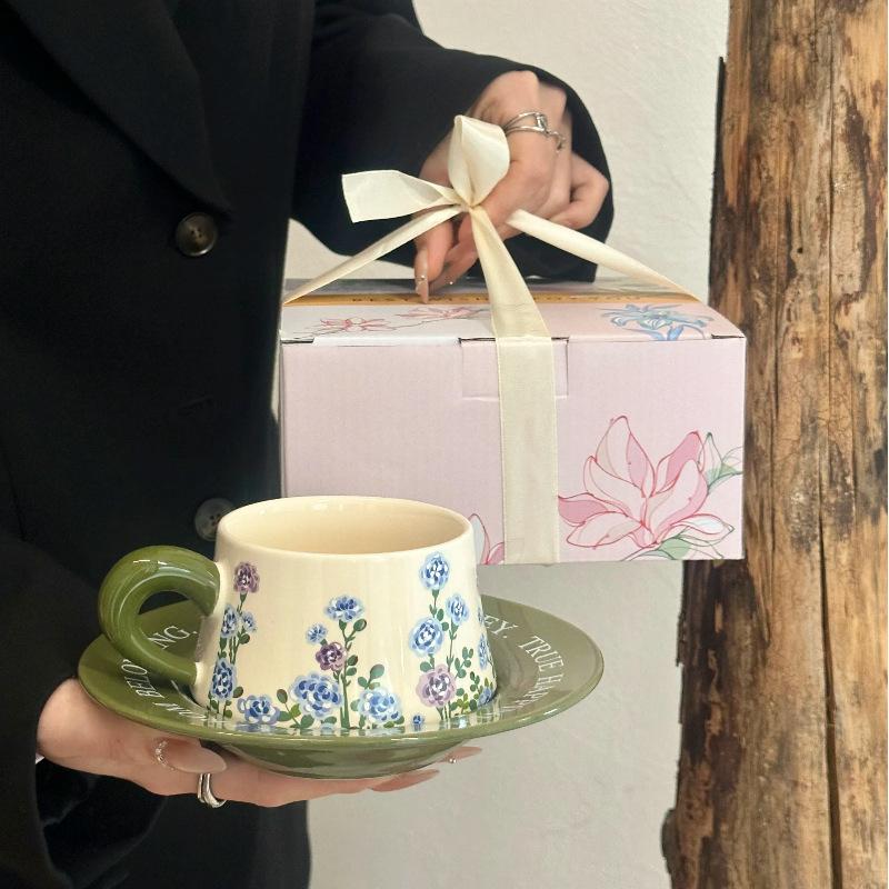 

High value contrasting color design carnation coffee cup and saucer set exquisite ceramic afternoon tea cup souvenir gift box no specifications