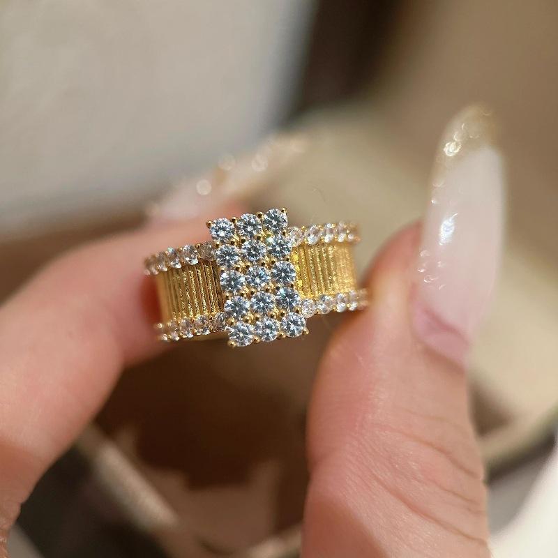 Luksusowe Retro Klasyczne Kwadratowe Pierścionki z Inkrustacją Diamentami Dla Kobiet Unikalny Design Wykwintny Pierścionek Biżuteria na Wesele Prezent