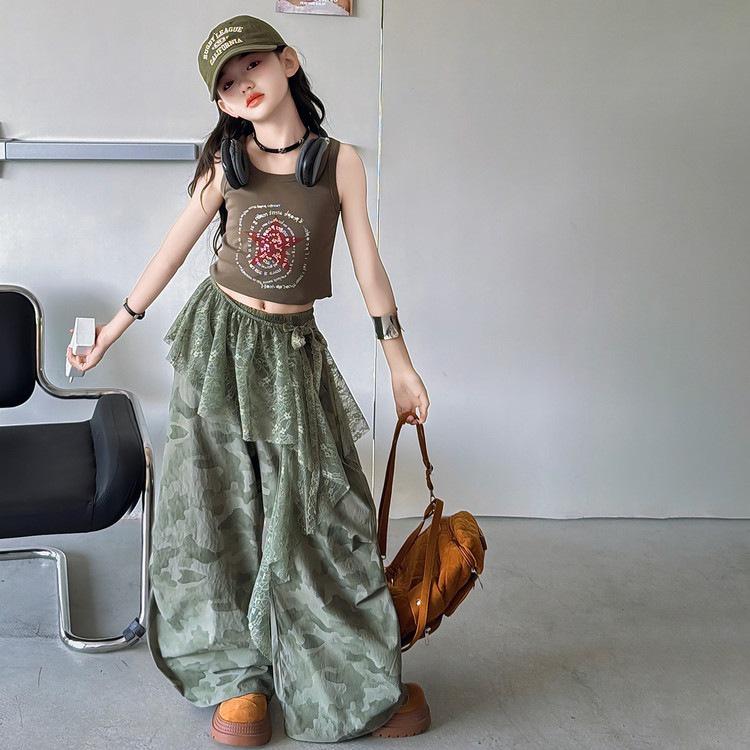 Dívčí americký styl: Vesta a široké kalhoty s maskáčovým vzorem - Trendy letní outfit pro street dance s krajkovým přehozem.