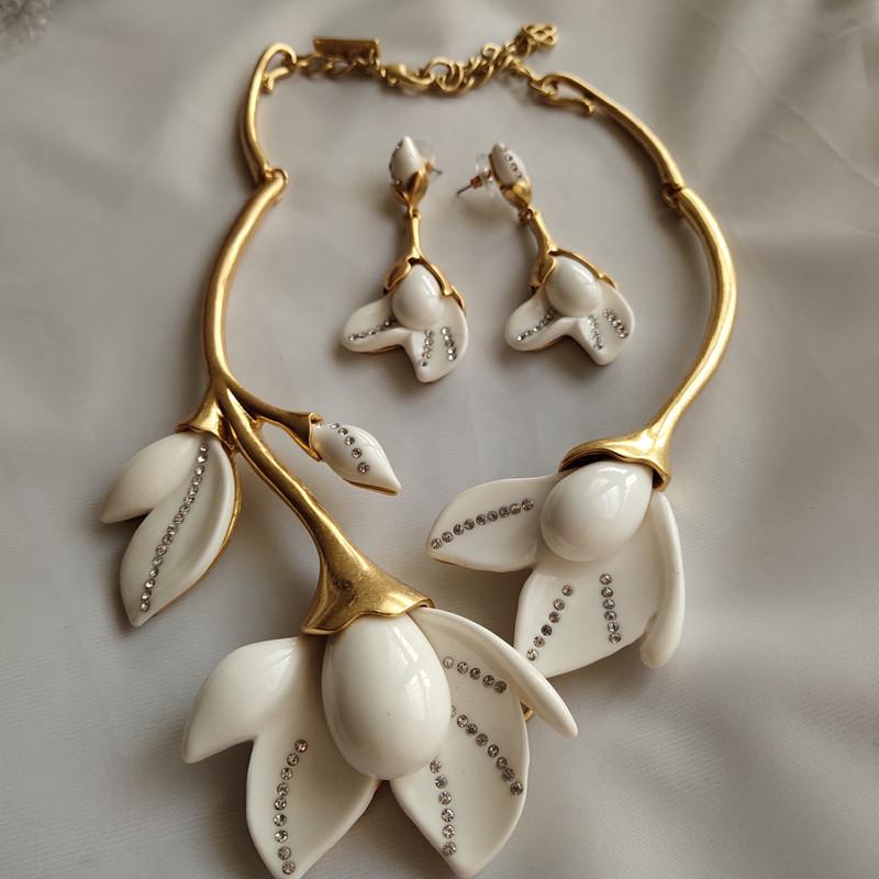 European-American Style Gold-Plated Magnolia Flower Jewelry Set: Elegant Necklace & Earrings for Women
