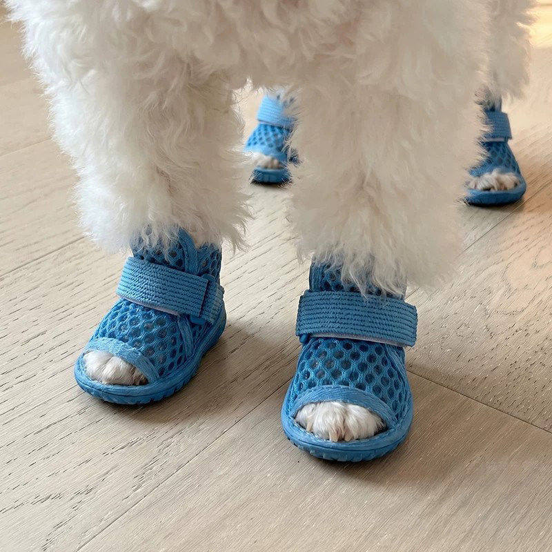 Sapatos para cães de estimação para o verão, sapatos de malha respirável com sola macia e alças, protetores de pata anti-queda, antiderrapantes e anti-sujidade para cachorros saírem