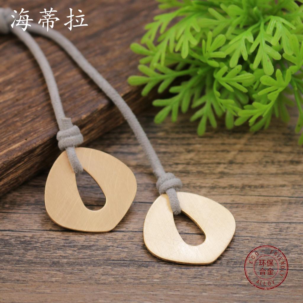 Nouveau pendentif long géométrique brossé fait main en cuir avec cordon, simple petit pendentif géométrique pour femme