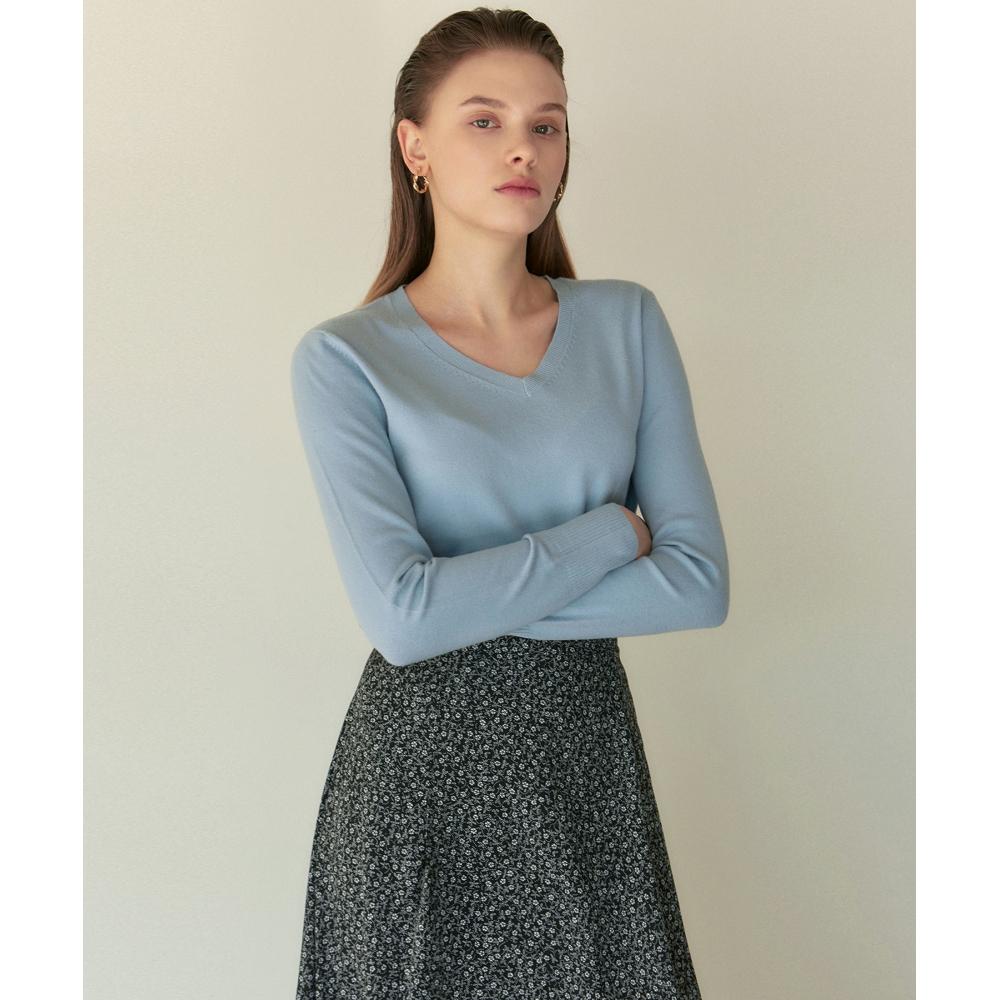 

NICKNICOLE Soft V Neck KnitSky Blue