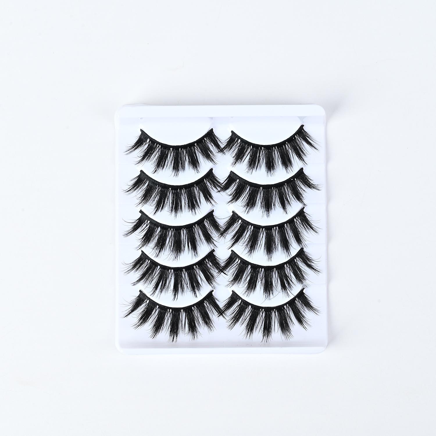 

В наличии густые накладные ресницы в европейском и американском стиле: Естественно завитые, черный стебель, целая полоска