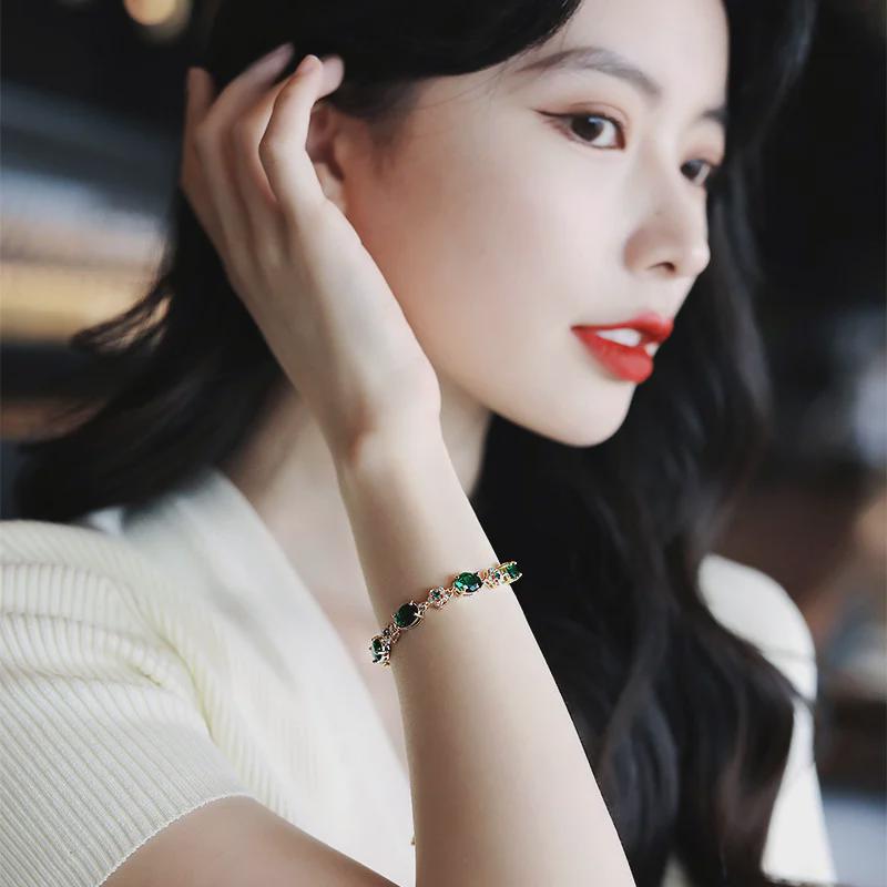 Armband mit roten und grünen Saphiren für Damen: Modisch, Einzigartig, Trendiges Zirkon-Design, Von Prominenten inspiriert, Eleganter Handschmuck
