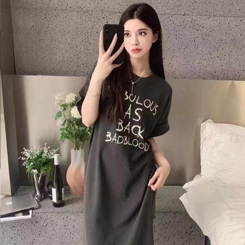 

Женская летняя свободная футболка с короткими рукавами и буквенным принтом. Модный и непринужденный стиль. Повседневное платье выше колена. 4XL темно-серого