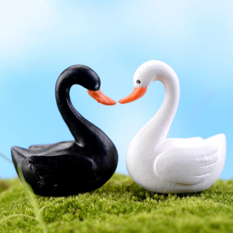

Фигурки лебедей для декора сада 2 штуки