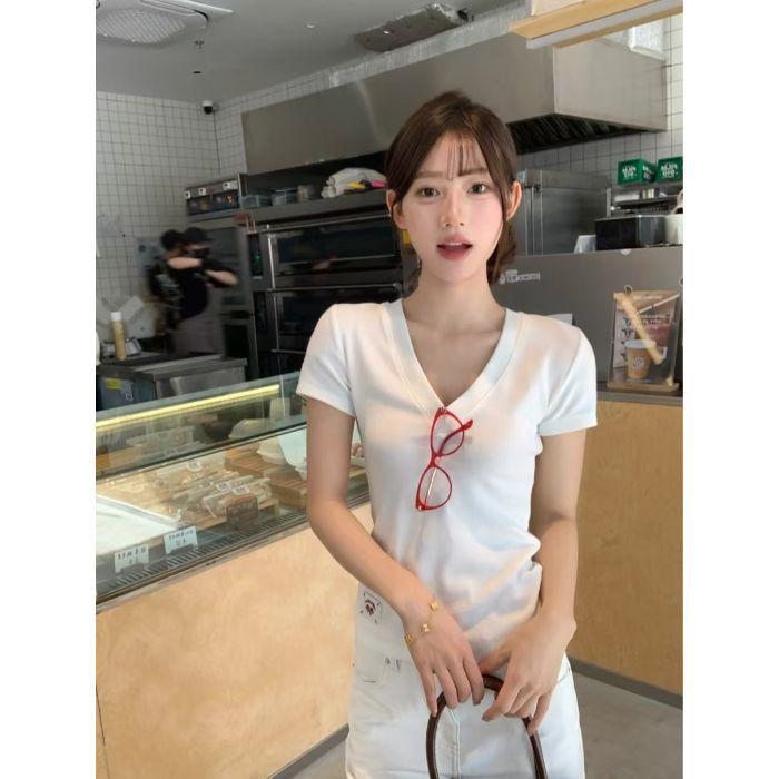 

Front shoulder v-neck Korean age-reducing short-sleeved t-shirt women s summer design bottoming shirt slim-fitting short Spice Girl top s (recommended within 50kg ) белый