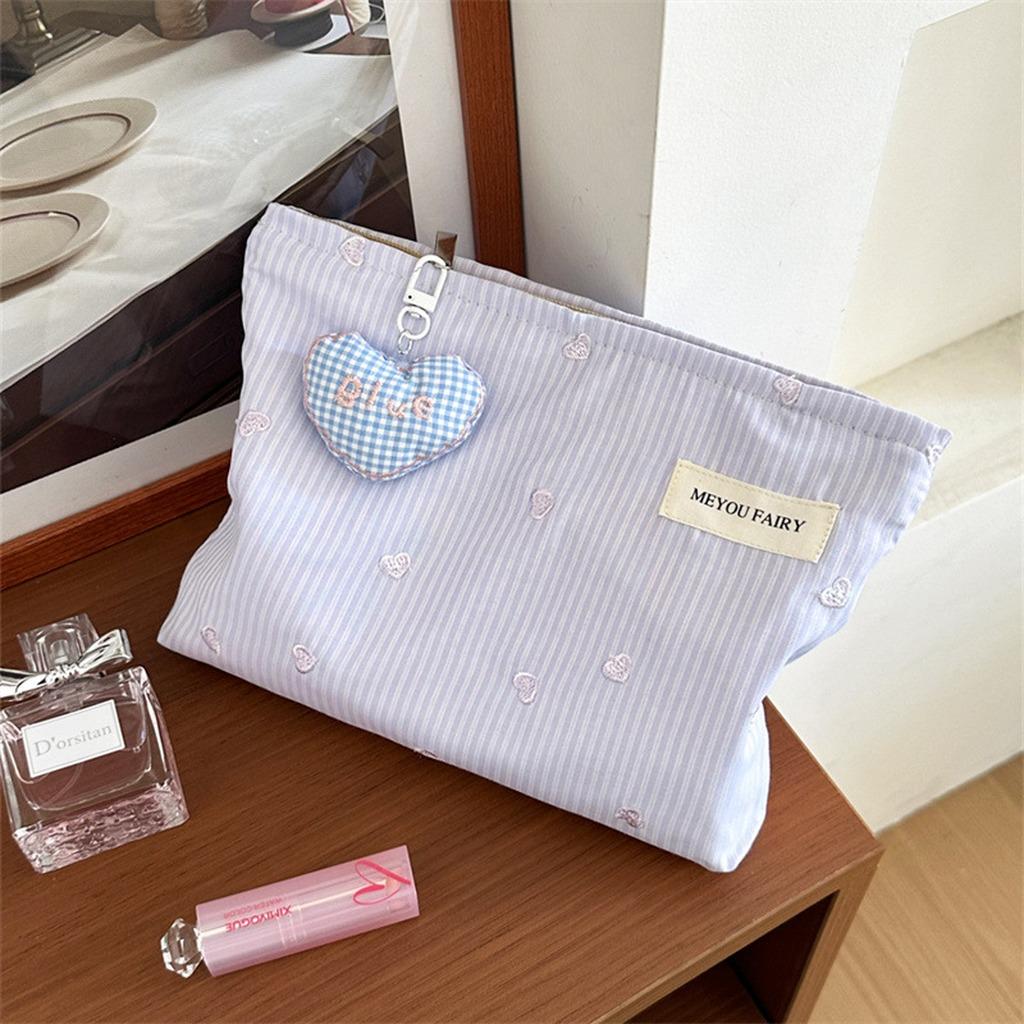 Heart Embroidered Pouch Versatile Large Capacity Makeup Bag Zipper Makeup Bag Fresh Cosmetic Storage Bag For Home Use Daily