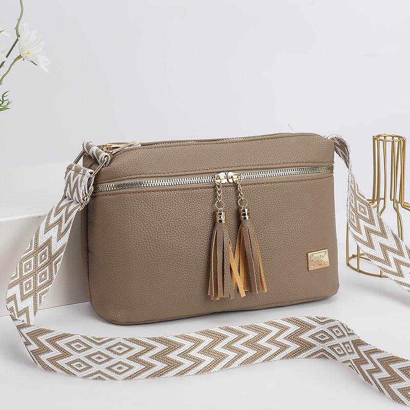 

omen s bag leisure sports messenger bag fringed small square bag women s bag labeling delivery versatile хаки