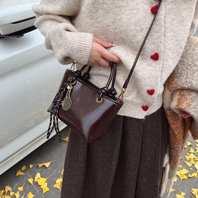 Simple and fashionable handbag 2025 winter new retro texture bucket bag solid color shoulder messenger bag