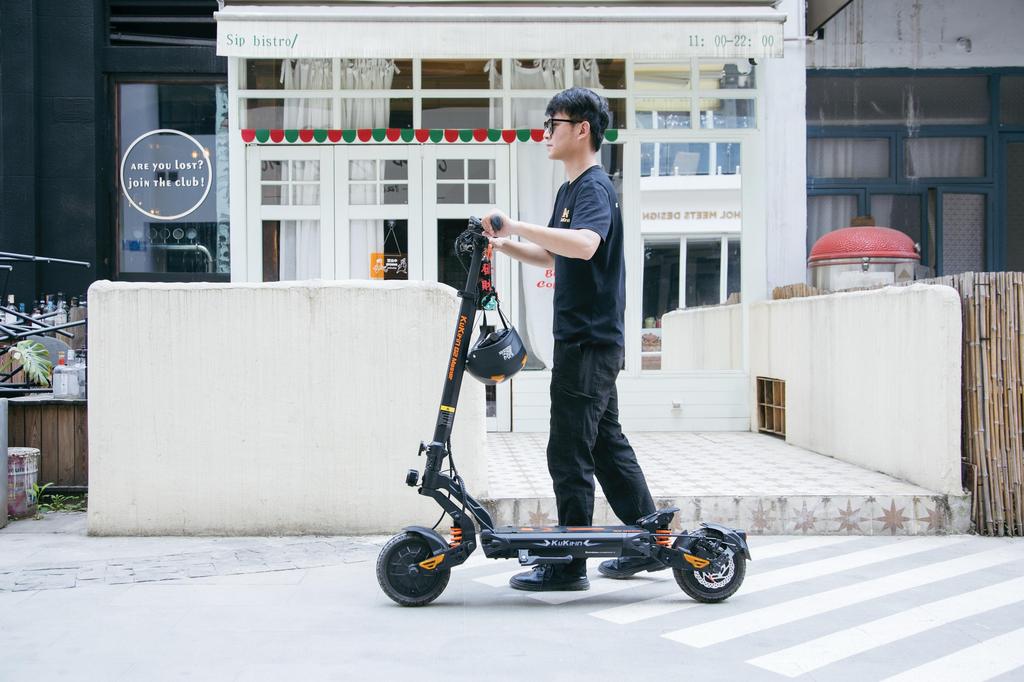 KuKirin G2 Master Dual Motor 52V 1000W×2 Electric Scooter – 60 km/h, Dual Drive, 10″ Pneumatic Tires, Dual Disc Brake, Hydraulic Suspension