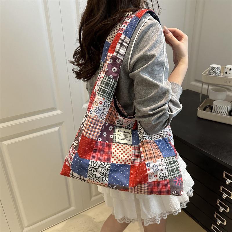 Spleißen kontrastierender Farben Retro-Trend Designgefühl Positiv und negativ doppelseitige Umhänge-Unterarm-Messenger-Tasche Tragetasche mit großem Fassungsvermögen