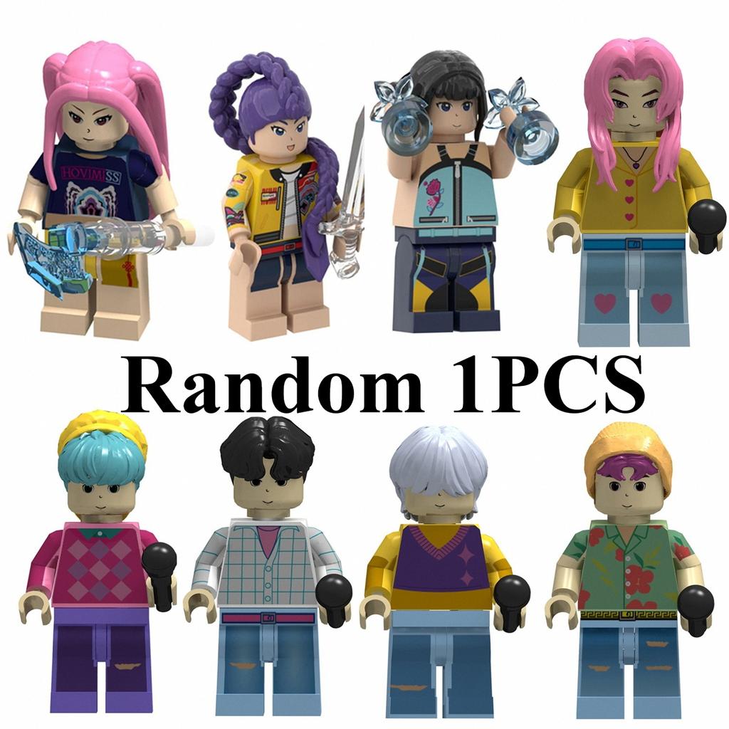 KPop Dämonenjäger, eine Gruppe von Dämonenjägern, bauen mit Lumi Bausteine und setzen Spielzeugbausteine mit Puppen zusammen.