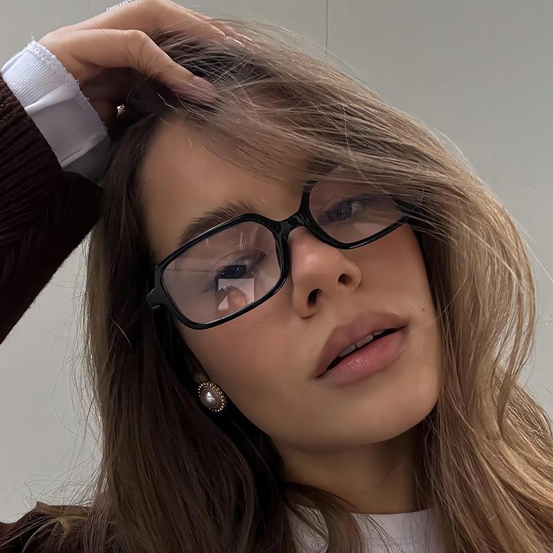 Fashion Retro Small Rectangular Frame Anti Blue Light Glasses for Women Ins Simple Commuting Computer Eye Eyeglass Frame