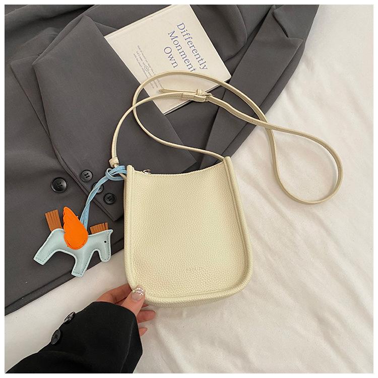 

2025 spring new trend soft leather lychee pattern small square bag women s fashion ins Korean version of foreign style shoulder messenger bag белый