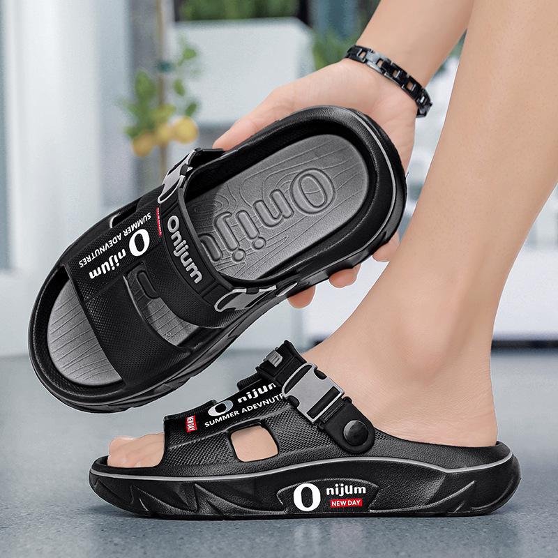 

Мужские сандалии лето 2025 новые уличные нескользящие ощущение наступания на дерьмо толстая подошва модные сандалии для улицы приморские пляжные туфли 45 черный серый