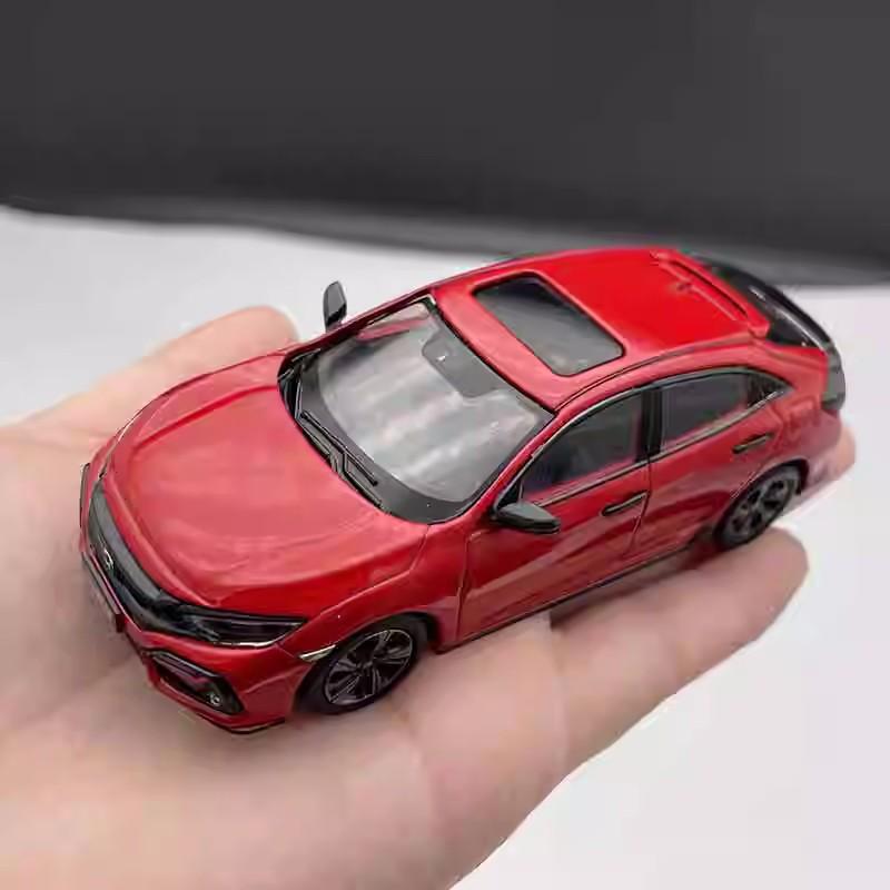 

Колекція червоної моделі автомобіля Honda Civic Hatchback 2023 у масштабі 1/43