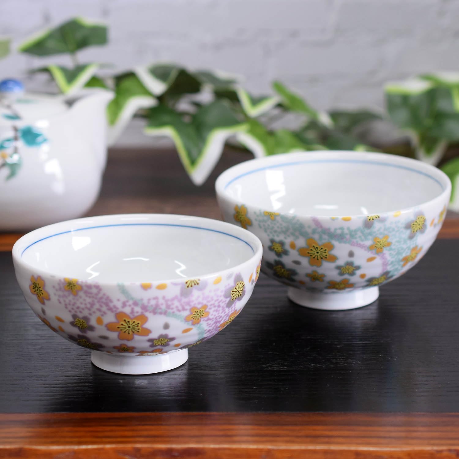 

Waza no Kura Pair of Kutani Ware Rice Bowls, Stylish Couple s Bowls, Curved Water Flower Design, Ceramic, Brand Name, Japanese Tableware