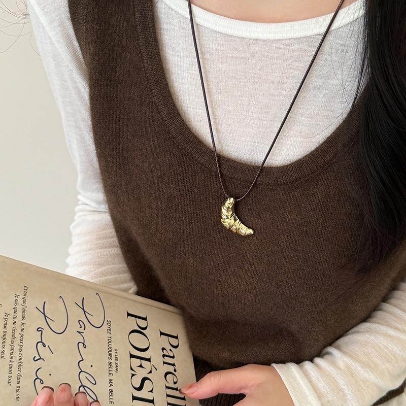 Collar con Colgante de Croissant Estilo Coreano - Cadena Larga Minimalista para Suéter para Mujer, Perfecto para Otoño/Invierno.