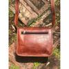 Štýlová malá hnedá kožená taška, vintage vyzerajúci kožený messenger, crossbody kabelka s rozmermi 7”x9”, kožená taška v núdzovom stave, Fairtrade taška