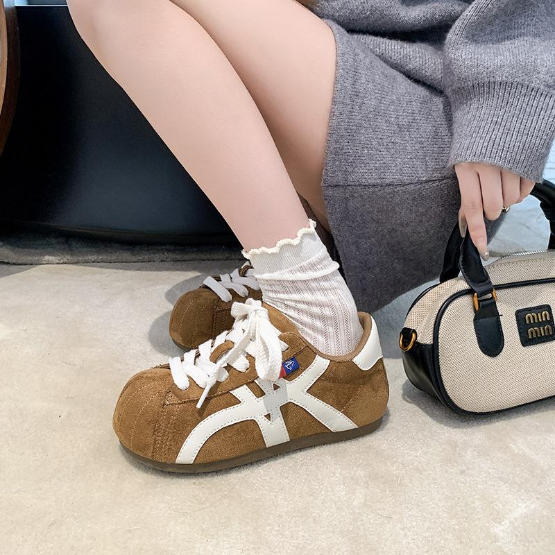 Retro Maillard color matching board shoes women's autumn new flat bottom inner height increase leisure sports