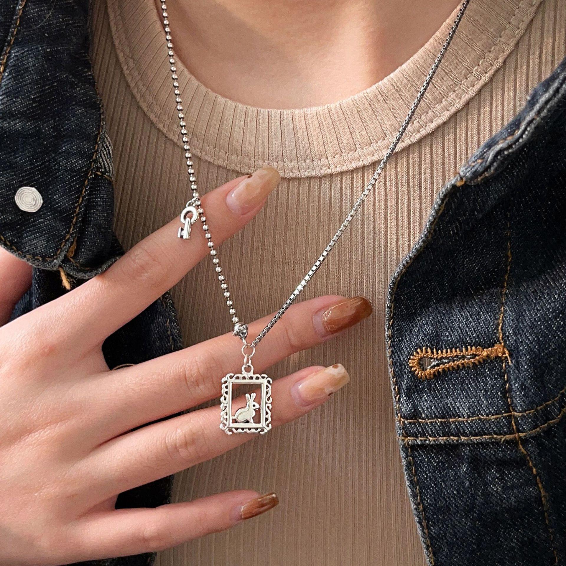 

Ожерелье из стерлингового серебра 925 пробы с полым квадратным кроликом: Ретро Сладкий Стиль для Женщин Sterling Silver