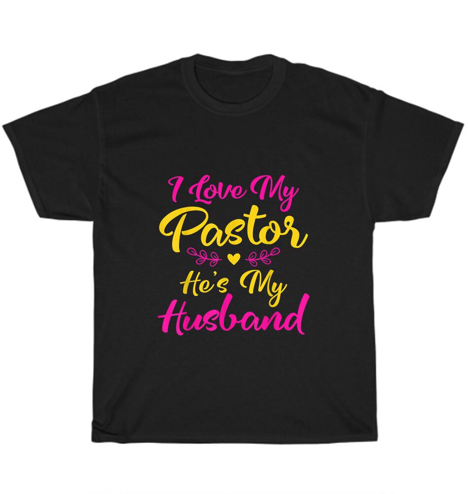 

Я люблю своего пастора, он мой муж. Цитата жены любящего пастора. Унисекс футболка. Подарок 3XL