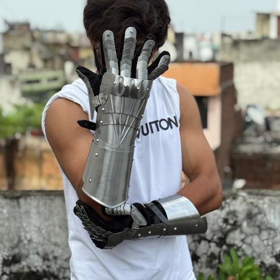 Articulated Gothic Gauntlets  Premium Polished Steel Knight Gloves for Authentic Medieval LARP, Cosplay  Renaissance Armor Enthusiasts