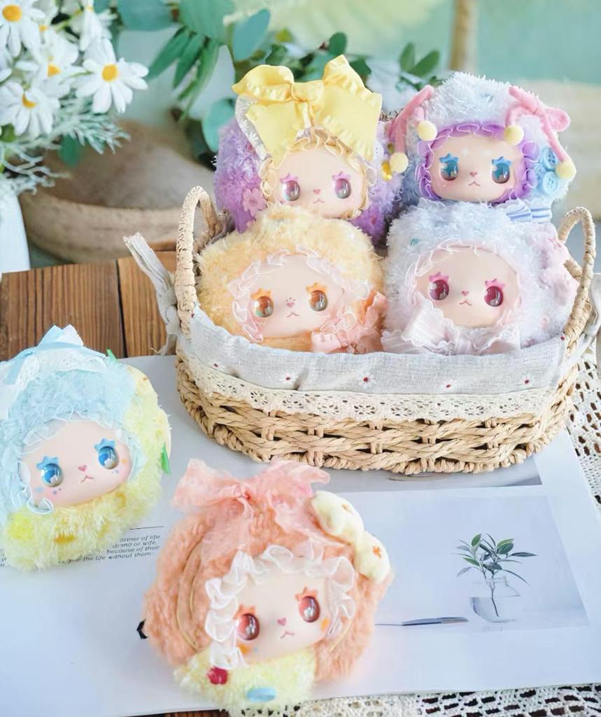 [LIILA TOYS] Pluszowa Zabawka Serii Shin Shin Karei Autentyczna, Świeży Zapach Uroczy Maskotka 12cm z Koronkowymi Falbankami i Dużą Wstążką Idealna na