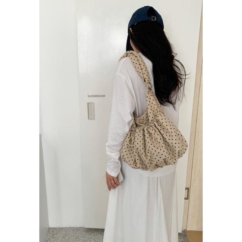 

Polka dot pleated drawstring messenger bag women s large-capacity leisure commuter women s bag new cloud dumpling bag хаки
