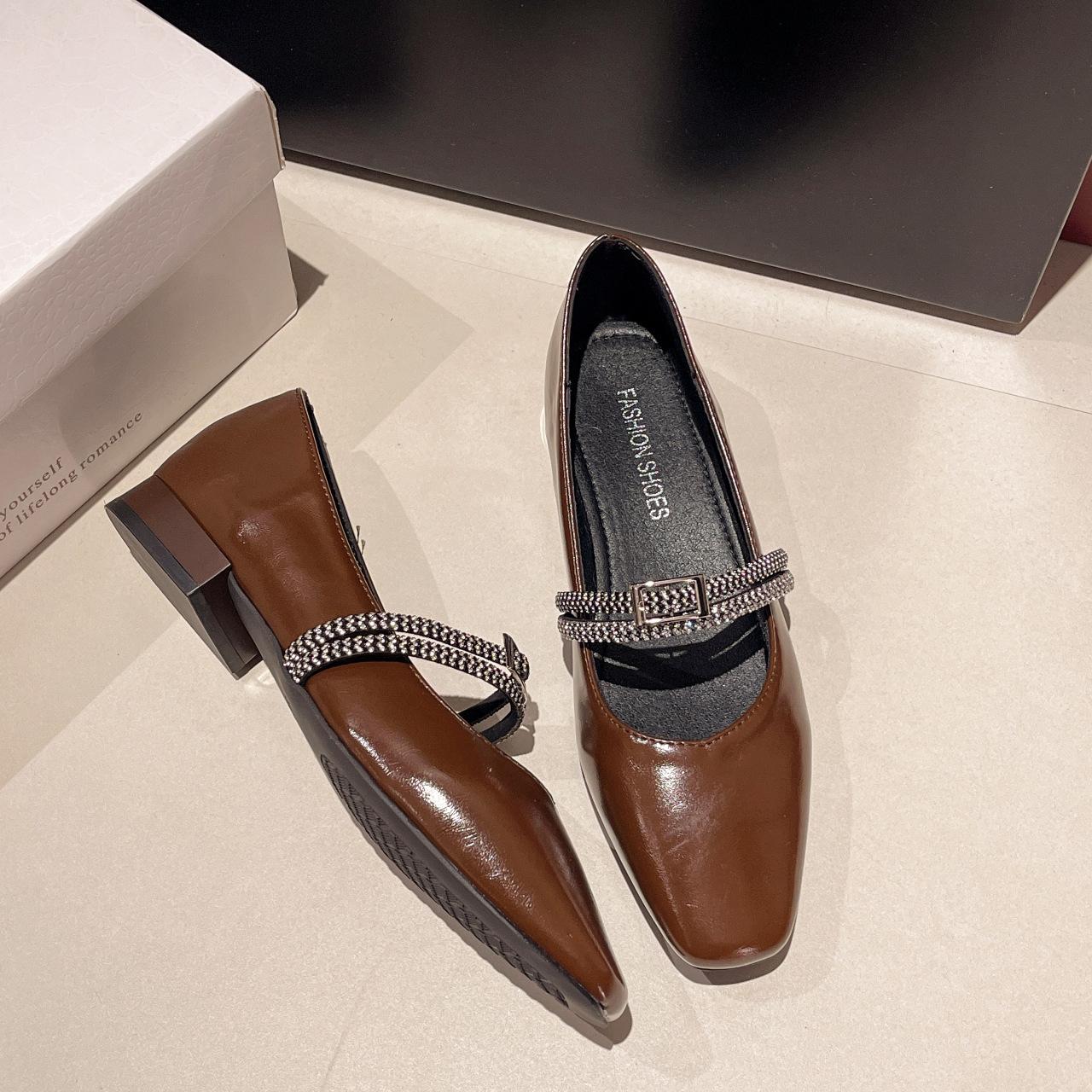 

Туфли Мэри Джейн на низком каблуке с квадратным носком, женская обувь, весна 2025, новые туфли-лодочки с неглубоким вырезом и ремешком на подъеме, французские одинарные туфли 40 темно-коричневого