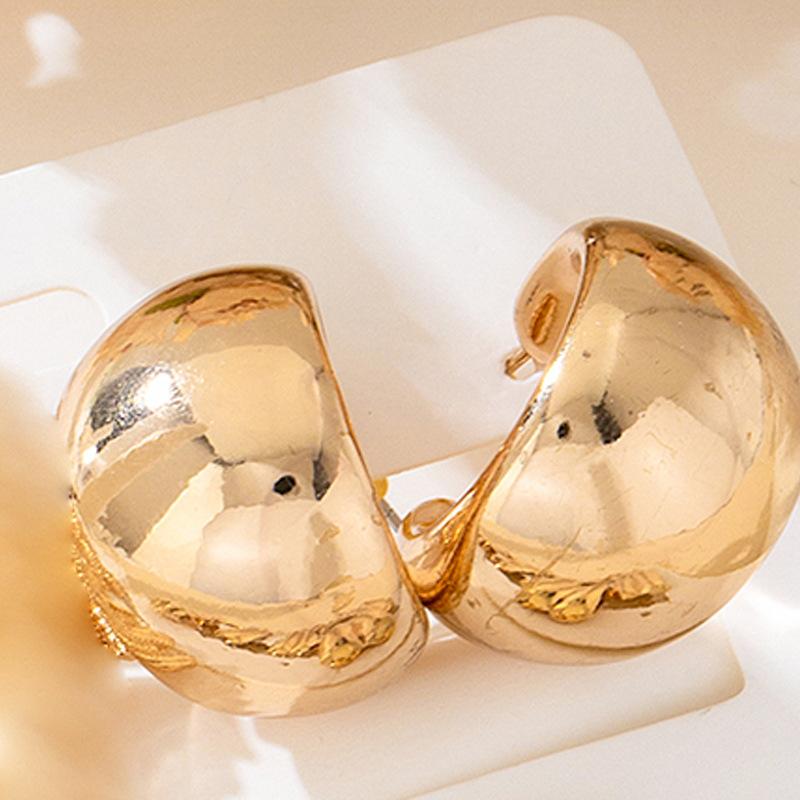 A Pair of Retro Gold Geometric Square Hollow Glossy Earrings, Women's Earrings, Vacation Daily Gifts