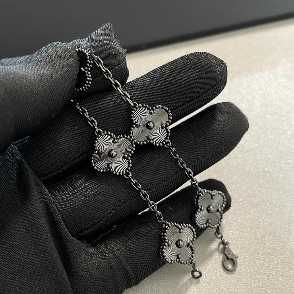 Bracciale in Giada Quadrifoglio – Eleganza Naturale, Fortuna Senza Tempo