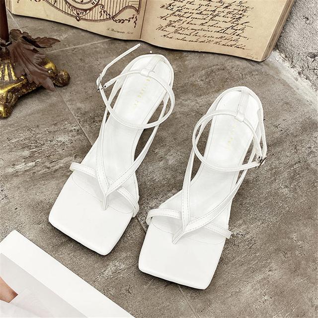 Летние модные женские сандалии на высоком каблуке 9 см с ремешком — фото 11