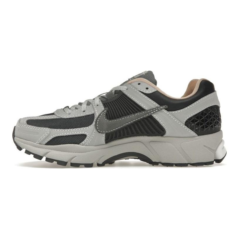 Nike Pánské Air Zoom Vomero 5 Tmavě kouřově šedá Vachetta Pánské tenisky Světle kouřově šedá Vachetta-Tmavě hnědá Summit-White HV5982-001