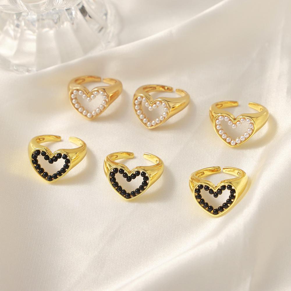 European & American Geometric Gilded Copper Heart Ring with Smooth Surface Design & Creative Imitation Pearl – Trendy Luxury Couple Rings for Women.