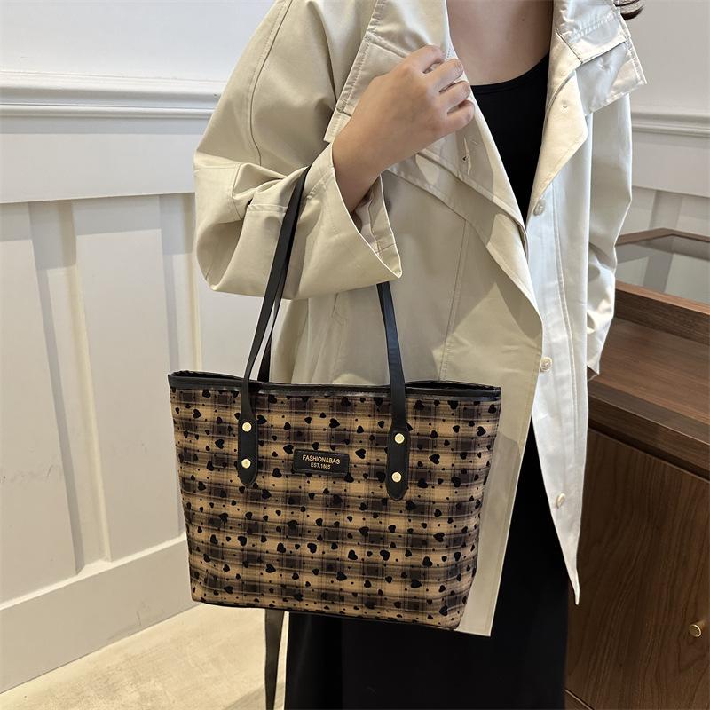 Fashionable Large Capacity Shoulder Bag for Women In Autumn New Fashionable Casual Retro Shoulder Bag Temperament Commuter Bag