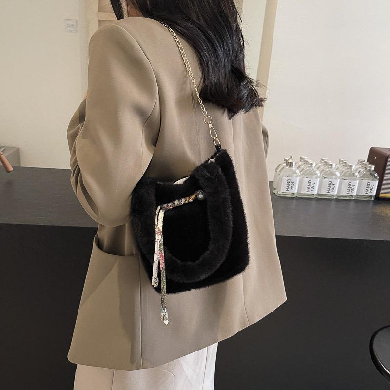 

Осінньо-зимова плюшева невелика жіноча сумка 2024, нова універсальна сумка-почтальон на ланцюжку, портативна пухнаста сумка-відро чорний