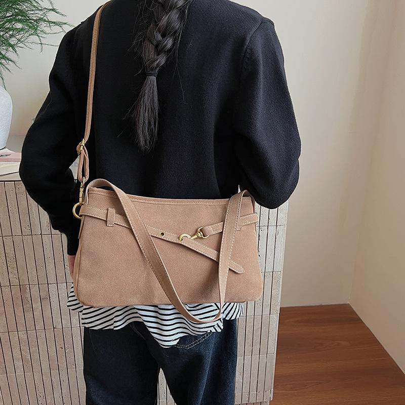 2025 new retro high-end simple commuter messenger bag large capacity niche design fashionable armpit bag