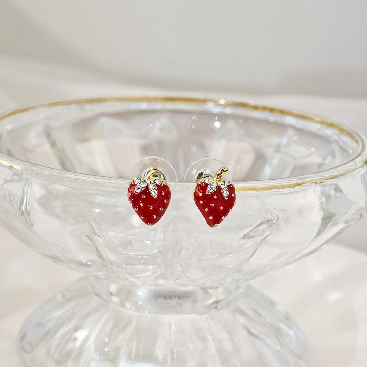Sweet And Cute, Exquisite And Small Strawberry Stud Earrings, Simple And Small Fresh Fruit With Diamonds, Sleep Earrings Without Picking.