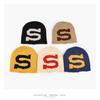 Korean-style color-block S-letter knitted beanie, unisex, for autumn and winter, warm, ear-covering, loose-fitting, and designed to be pulled over